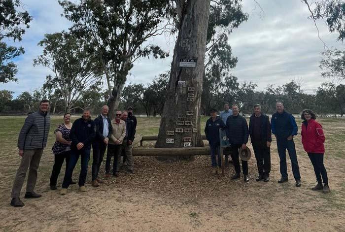 Sir Angus and the group visited the Loxton Tree of Knowledge.