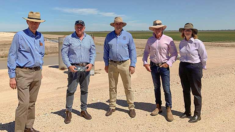 Sir Angus Houston, Cubbie Ag’s CEO Paul Brimblecombe, MDBA acting Chief Executive Andrew Reynolds, Commonwealth Environmental Water Holder Hilton Taylor and Deputy Director-General, Water Resource Management from the Queensland Department of Regional Development. Manufacturing and Water Linda Dobe on a site visit to Cubbie Station.