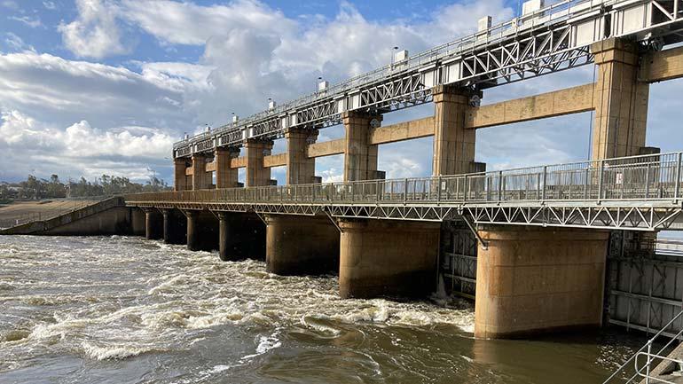 Photograph of the Yarrawonga Weir on the Murray
